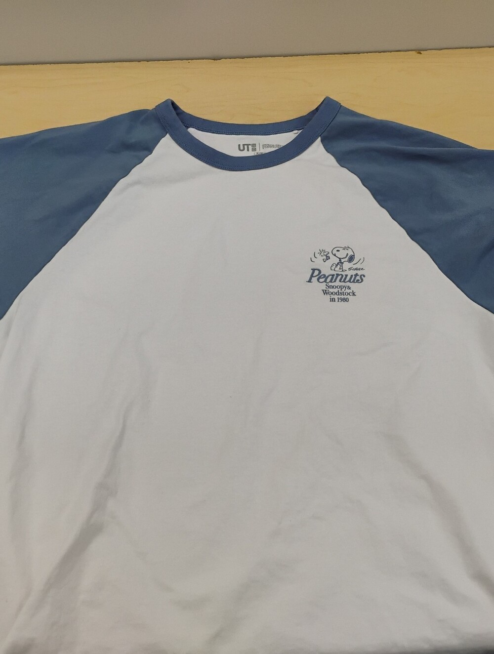 Uniqlo Peanuts Snoopy Raglan Tee in White and Blue Size XL